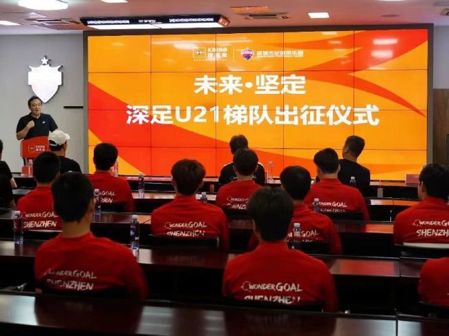 其中，到场影人陆续登上长江游轮，体验史无前例的“水上红毯”入场式，积极留下各自的“长江图”，“人在画中游”般分享宜昌心情。
