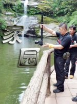 预告中，在这个快乐祥和的世界中，卡罗尔（蕾亚·塞洪 饰）成为了唯一的异类，而诡异的事情不断发生，卡罗尔还能否维 文斯·吉里根新剧《同乐者》先导预告 神秘号码曝光 2025-07-30 近日，由《绝命毒师》《风骚律师》创作者文斯·吉里根执导的新剧《同乐者》（Pluribus，暂译）发布全新先导预告，并公布了首张剧照。